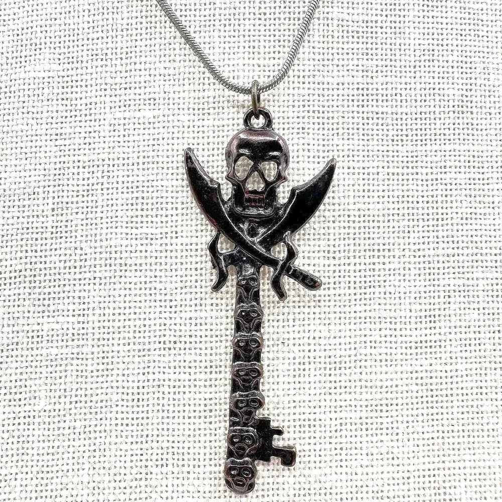 Vintage Y2K Silver Tone Snake Chain Pirate Skull Key Pendant‎ Necklace Jewelry